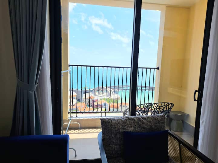 La chambre est située à côté d'un balcon aéré, plein de lumière naturelle et offre une vue imprenable sur la mer et des feux d'artifice nocturnes. Ne passez pas à côté de couchers de soleil spectaculaires depuis votre balcon.