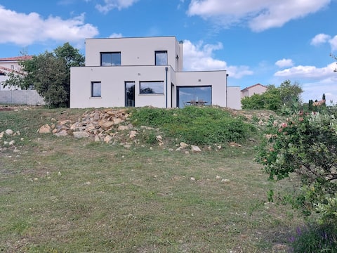 Contemporary villa on the heights of Millau