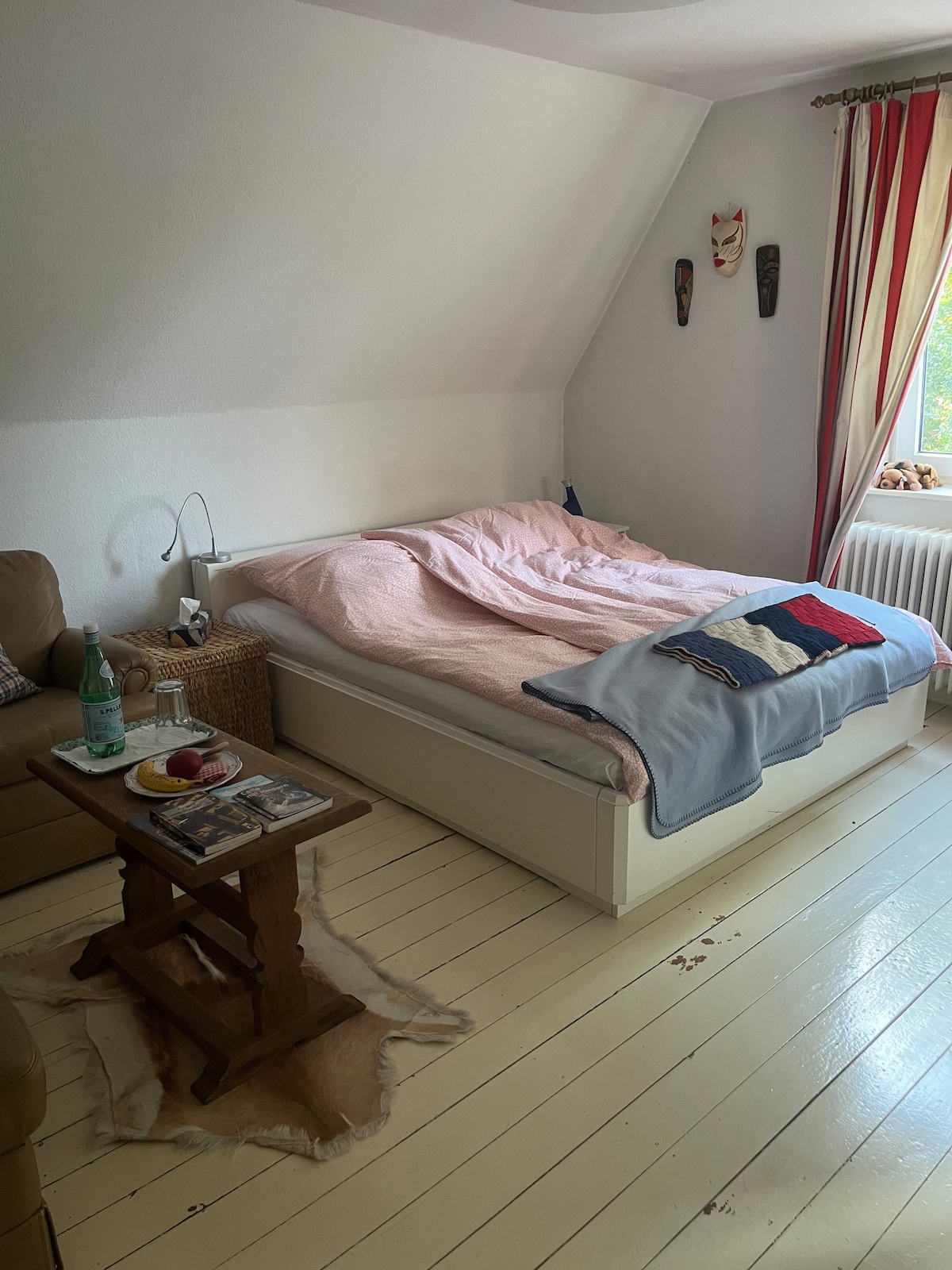 Le lit Queen Size convient également pour deux personnes.