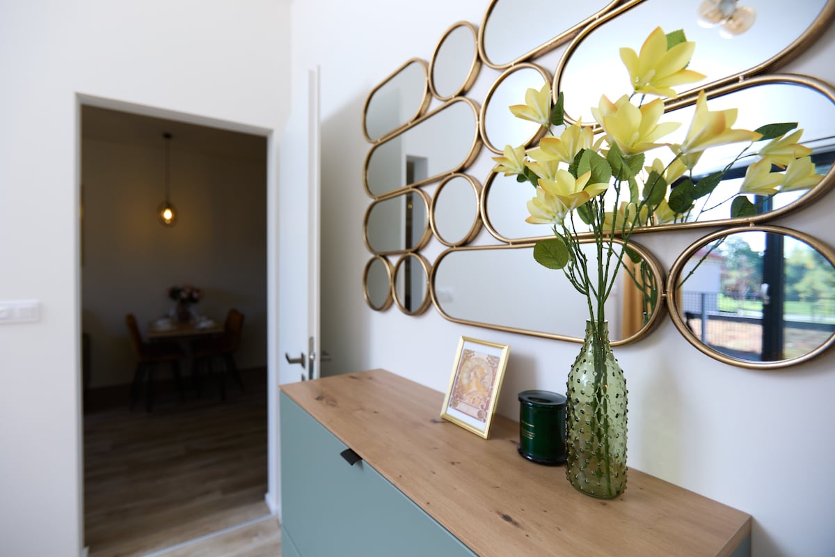 חדר שינה שטוף שמש עם מיטה זוגית