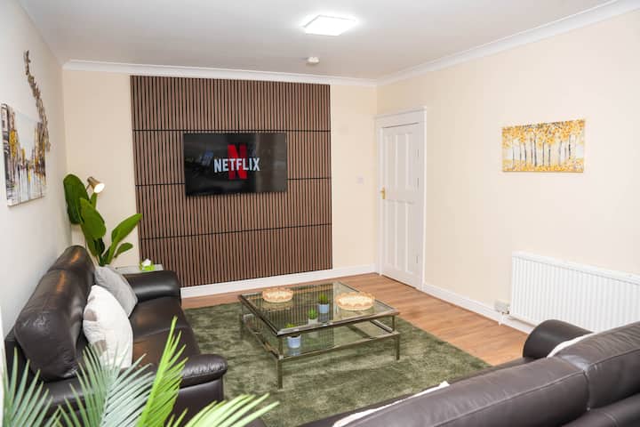 4-bed Contractor House | Free Parking | Heathrow - Hounslow