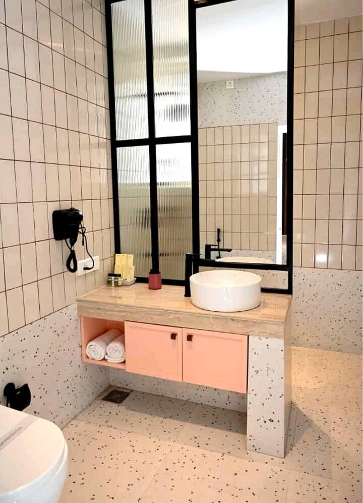 Full bathroom image 1