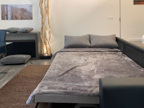 Popular Airbnb listing: Elegant/Grand Studio/Cœur Vieil Antibes/Plage in Antibes