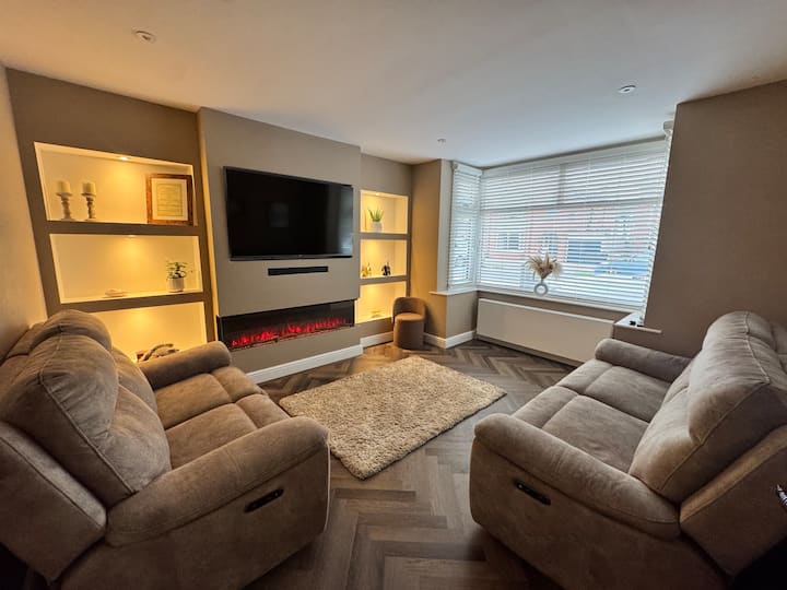 4 Bedroom Family Home - Steps Away From The Beach - Skegness