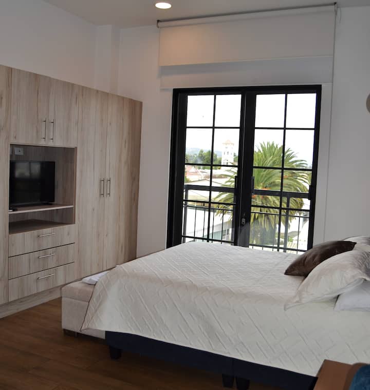 Dormitorio con Hermosa Vista hacia el Parque Central de Cumbayá