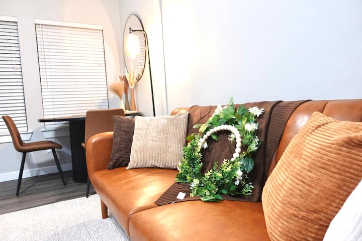 Cozy Apartment | • Pool • Gym • Gated Community - Edinburg, TX