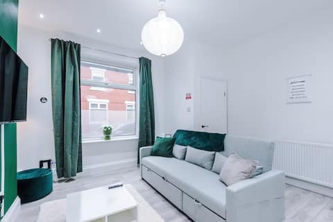 Top Airbnb: Games Room, Stylish Home, Prime Location, Sleeps 6 in Weaste & Seedley