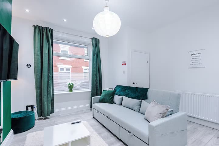 Games Room, Stylish Home, Prime Location, Sleeps 6 - Manchester