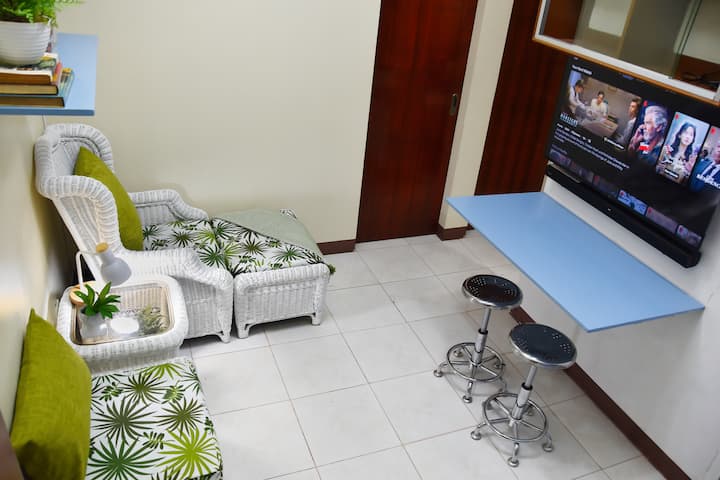 El salón, la cocina y el comedor tienen un diseño de espacio abierto que maximiza el espacio y crea un ambiente acogedor perfecto para la unión de amigos o familiares.