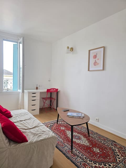 Top Airbnb: Cozy T2 in the city center – 15 min from La Défense à Maisons Laffitte