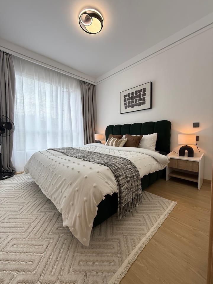 Queen size bed in bedroom with nightstands