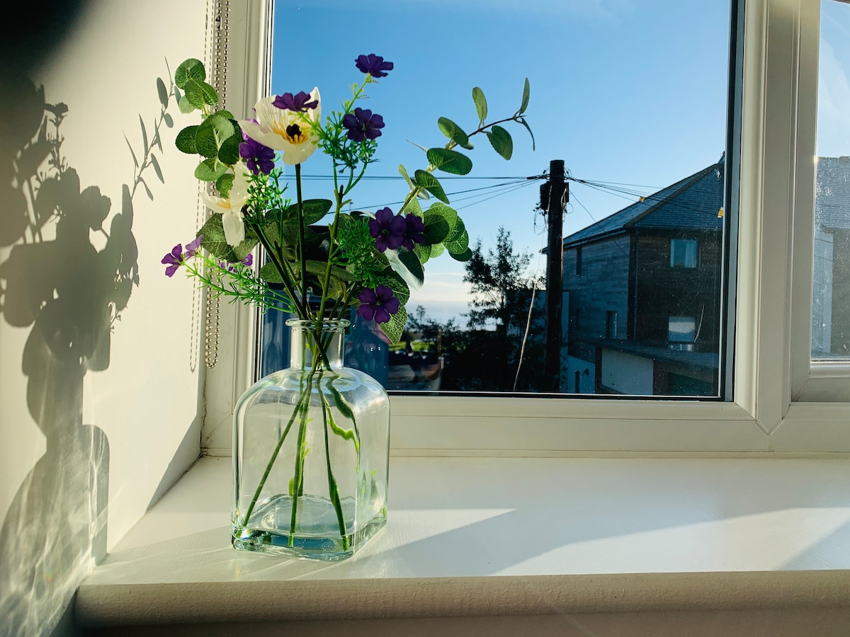 Modrá obloha s výhľadom na more z hlavnej spálne 