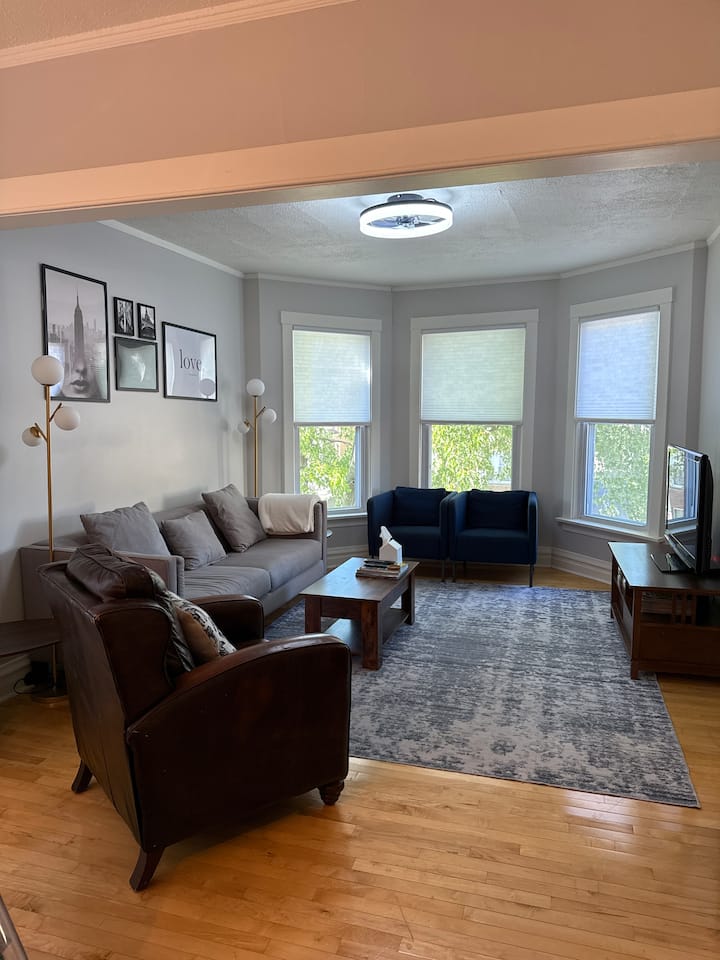 Charming 3br Top Floor Apt On Tree Lined Street - Chicago, IL