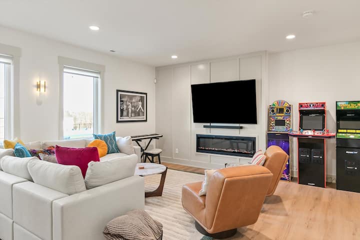 New Home 8 Beds, 4 Bath, Pickleball, Hot Tub, Golf - United States