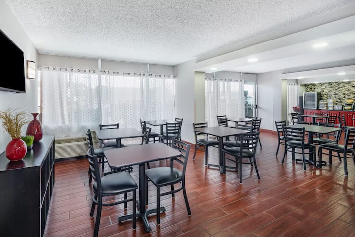 Days Inn Charlottesville| 2 Doubles| Pet-friendly - Charlottesville, VA