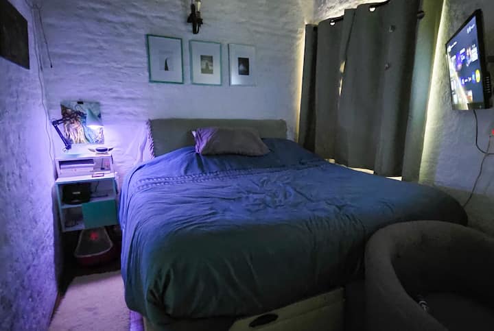 Recamara principal:  Gran placard. TV - Aire Acondicionado - Cama King Size.