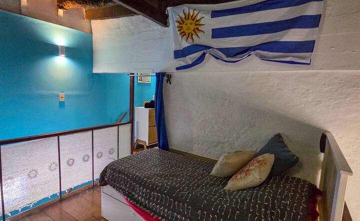 el espacio para dormir es un pequeño medio cuarto en una terraza interna.