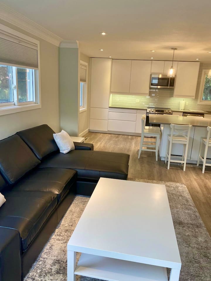 Bright 3-bedroom Main Floor Suite In Bolton West - Bolton