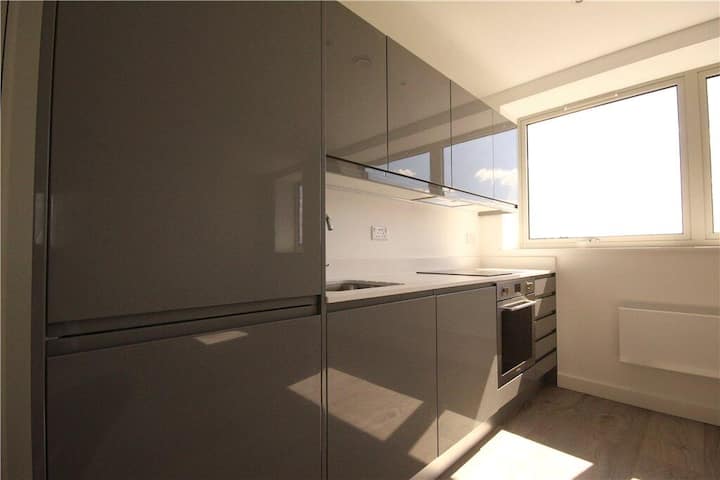 Modern 1-bed Flat With Rooftop View & Free Parking - Guildford