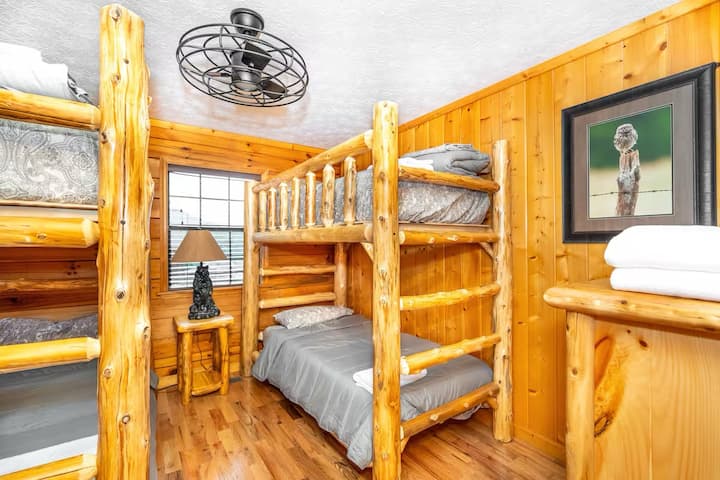 مجموعتان من الأسرّة المزدوجة المكونة من طابقين (إجمالي 4 أسرّة)