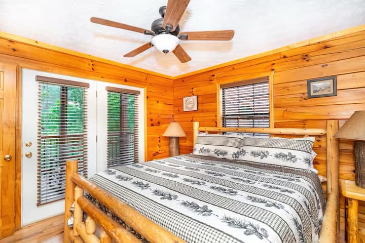 سرير كينج في الطابق السفلي