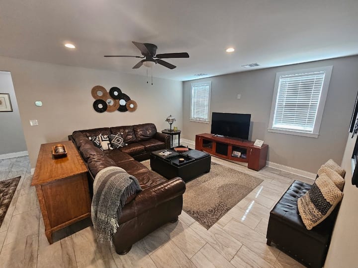 Comfortable 6 Bedroom With In-law Suite - Jacksonville, FL