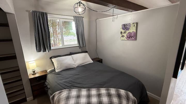 Krevat dopio "queen" me hapësirë të bollshme dhe ftuese — banesa jote larg shtëpisë