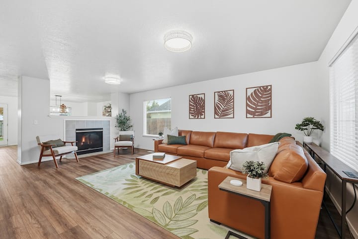 Modern Spacious Home Near Settlers Park Sleeps 16 - Meridian, ID