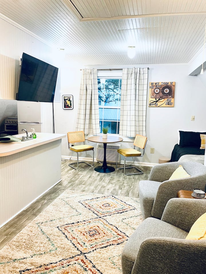 Biloxi Bay Bungalow Cozy Studio Above Garage - Biloxi, MS