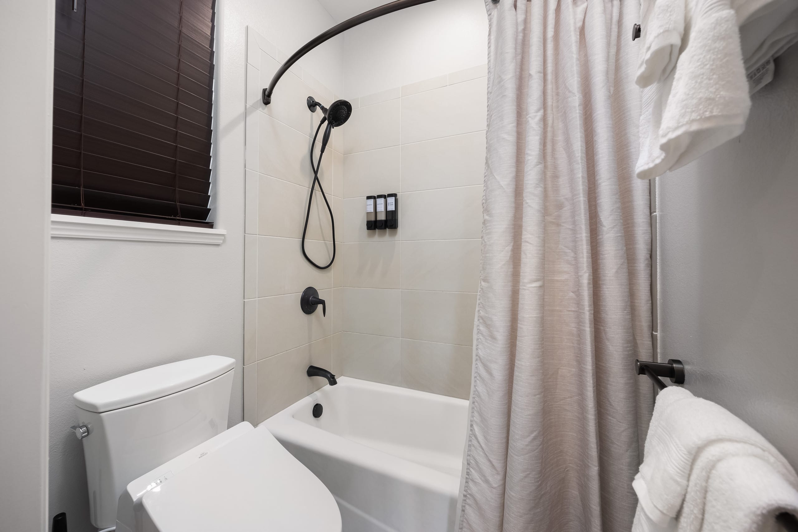 Home in Waianae · ★5.0 · 4 bedrooms · 8 beds · 2.5 private baths - Image 55