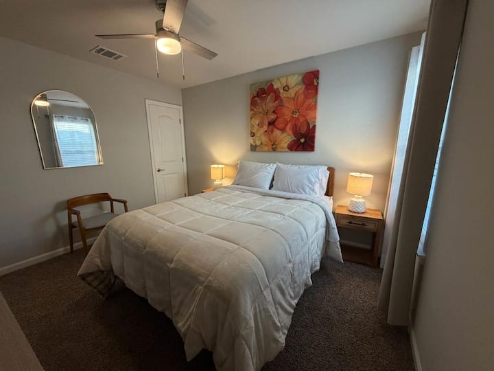 Dhoma #4 – Dhoma e gjumit
Dhomë gjumi e ndritshme dhe e rehatshme me ndriçim të ngrohtë, shtroja të buta, dekor të gëzuar dhe një televizor standard për kënaqësinë tënde.