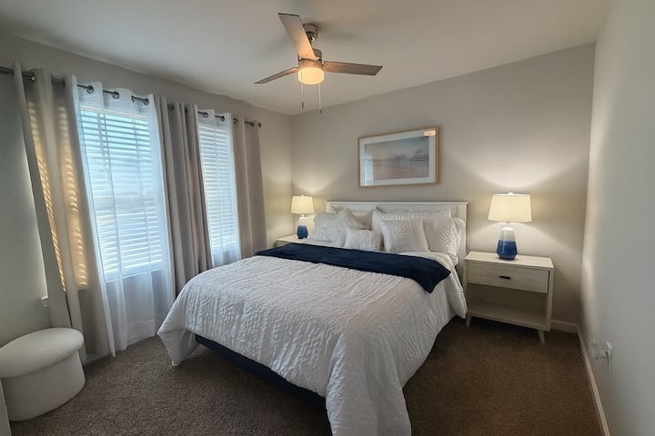 Dhoma #2 – Dhoma e gjumit
Dhomë gjumi e qetë dhe ftuese me dritë të butë natyrore, shtroja krevati të freskëta dhe një prekje me thekse blu që krijojnë një atmosferë të qetë dhe çlodhëse.
