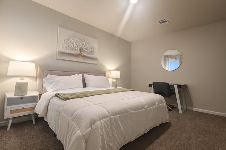 Dhoma #3 – Dhoma e gjumit
Dhomë gjumi e qetë dhe e rehatshme me ndriçim të butë, një krevat të rehatshëm dhe një tavolinë minimaliste — ideale për pushim, lexim ose kohë të qetë pune.
