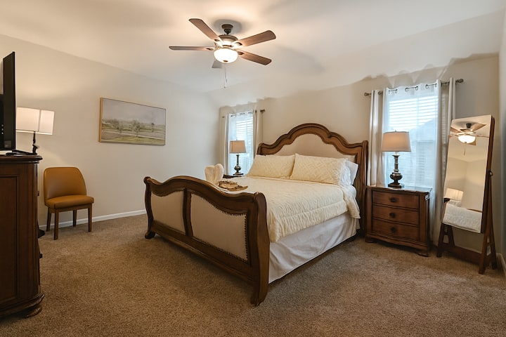 Dhoma #1 – Dhoma kryesore e gjumit
Dhomë gjumi kryesore e bollshme dhe e qetë me një krevat dopio "king" të rehatshëm, ndriçim të ngrohtë dhe dekor elegant dhe një televizor inteligjent për kënaqësinë tënde.- me një banjë private pranë për rehati dhe komoditet të shtuar.
