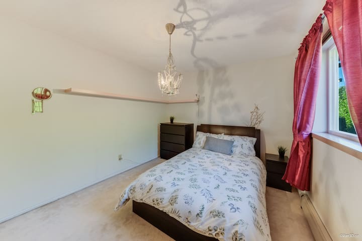 Udobna spavaća soba s bračnim krevetom, dva noćna ormarića, komoda, ormar i veliko ogledalo za dodatnu praktičnost.