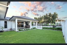 Modern Coastal Home Luxury Stay in Bushland Beach