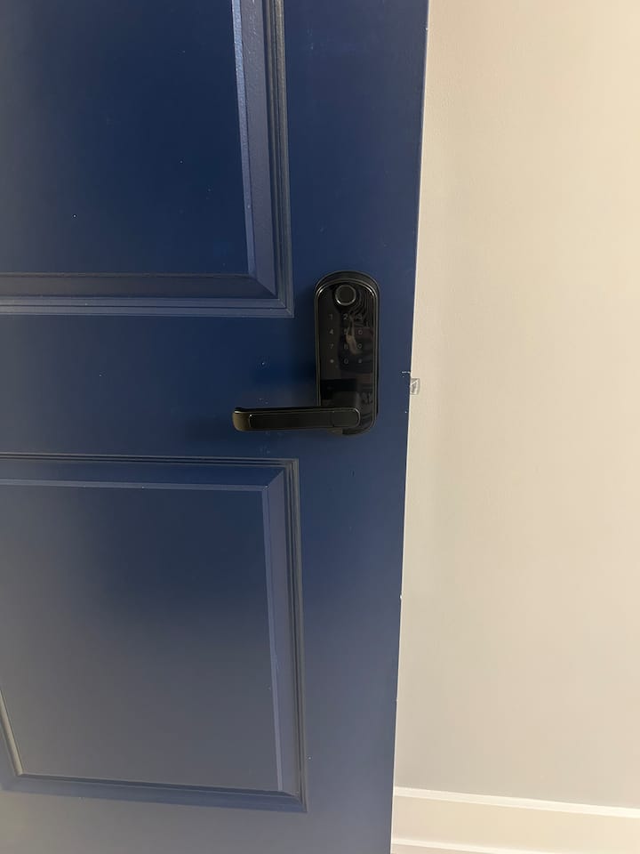 我们将为每位房客提供进入卧室的个人密码，以确保隐私和便利。 所有卧室门均配有安全锁。
此外，还有保险箱，可供房客存放贵重物品