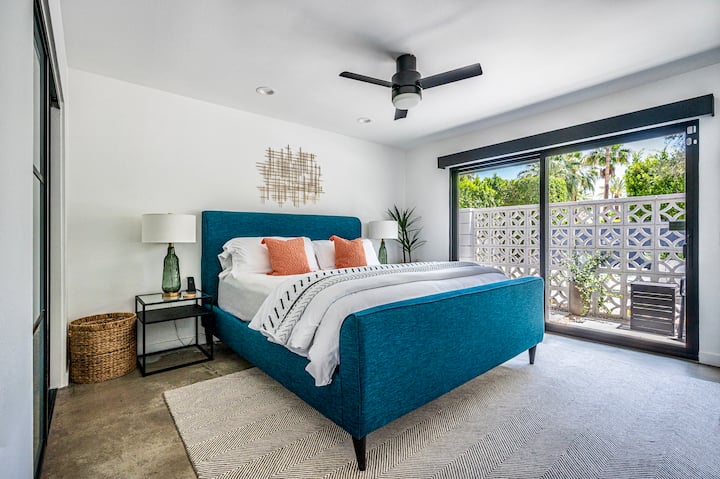 Wake up to sweeping mountain views framed by iconic midcentury breeze block from your private patio, or lower the electric blackout shades for a restful night. Thoughtful touches—sound machine, phone chargers, and ceiling fan—ensure ultimate comfort.
