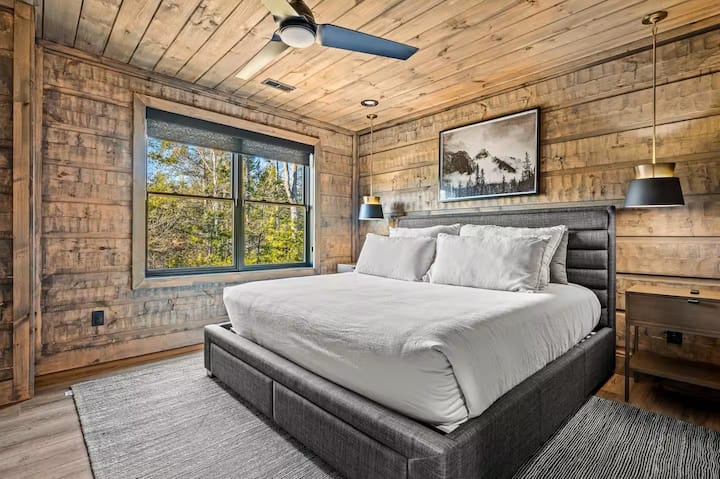 Bedroom 3 - King Bed (2nd Floor)