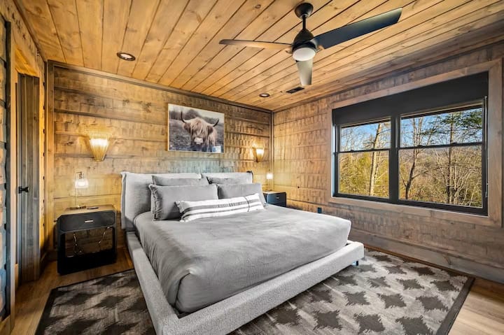 Bedroom 2 - King Bed (2nd Floor)
