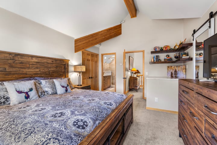 เพดานโค้งห้องน้ำในตัวตู้เสื้อผ้าขนาดใหญ่และความเป็นส่วนตัว คุณได้รับแล้ว 