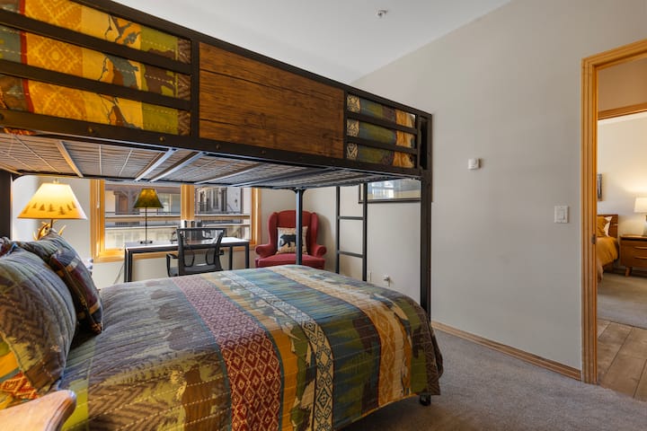 ปาร์ตี้ด้านหน้านอนอยู่ด้านหลัง เตียงสองชั้นขนาดใหญ่สำหรับดูแลลูกเรือเด็กๆชอบสิ่งนี้!