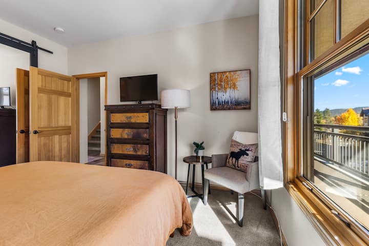 ปาร์ตี้ด้านหน้าห้องนอนด้านหลัง ห้องนอนคิงไซส์ชั้นล่างพร้อมห้องน้ำในตัวเพื่อความเงียบสงบและเป็นส่วนตัว