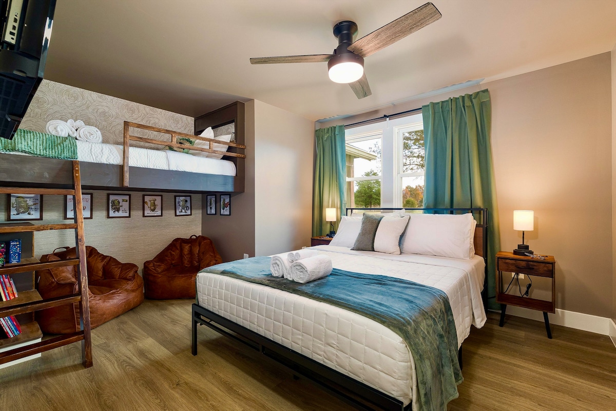 בחדר השינה 3 יש מיטת קווין סייז קטיפה ומיטת קומותיים כיפית עם שני כורסאות נוחות, החבויים בפינת קריאה פרטית.