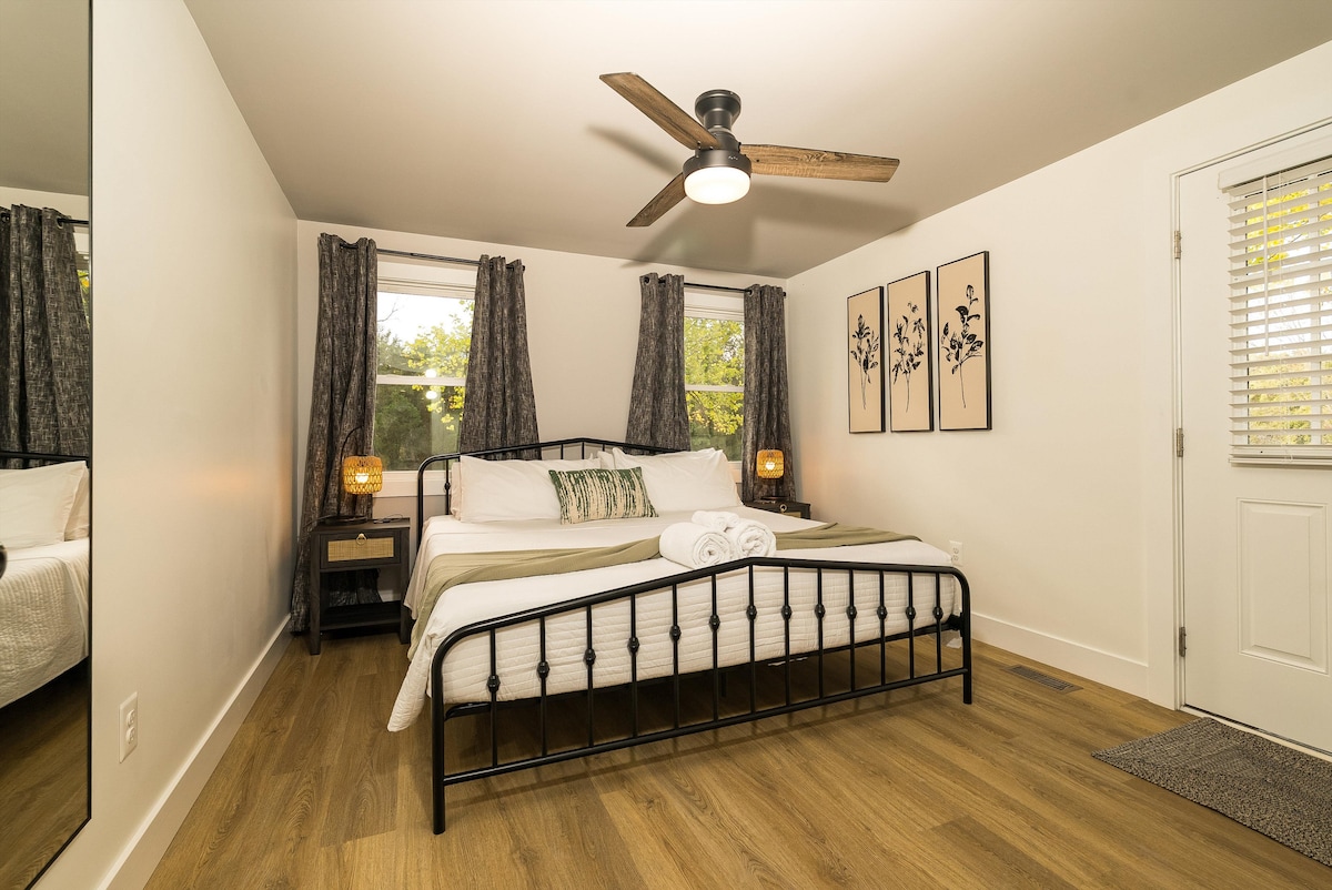 עם חדר רחצה צמוד וגישה פרטית למרפסת האחורית, חדר השינה עם מיטת קינג סייז הוא נווה מדבר של נוחות יוקרתית.