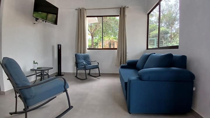 في غرفة المعيشة، يمكنك الاستمتاع بسرير الأريكة والكراسي الهزازة، في مساحة مشرقة مع تهوية طبيعية وافرة بفضل النوافذ المغطاة. بالإضافة إلى ذلك، لديك مروحة توفر النضارة والراحة أثناء إقامتك.