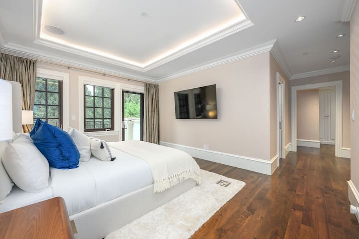 The Fendi Villa | Pool&HotTub • 7 min to Downtown