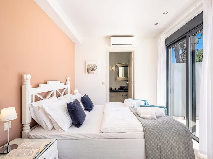 Nižšie poschodie: spálňa 4 s manželskou posteľou King, vlastnou kúpeľňou a prístupom na terasu