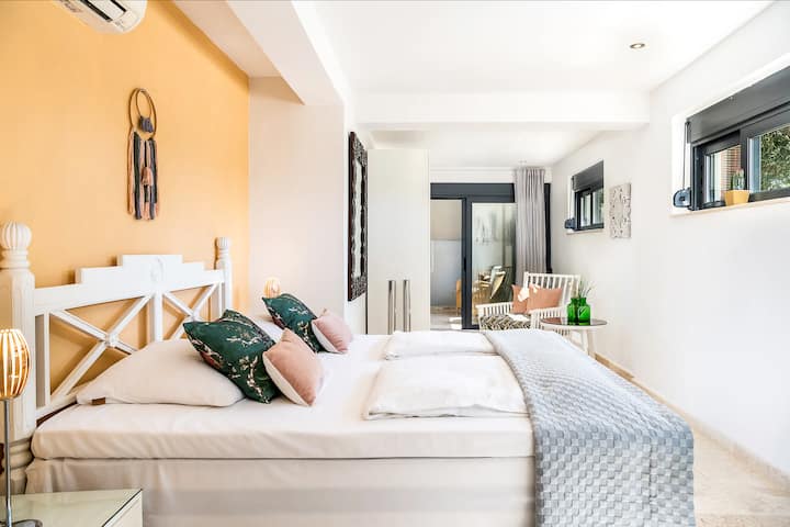 Nižšie poschodie: spálňa 3 s manželskou posteľou King, vlastnou kúpeľňou a prístupom na terasu