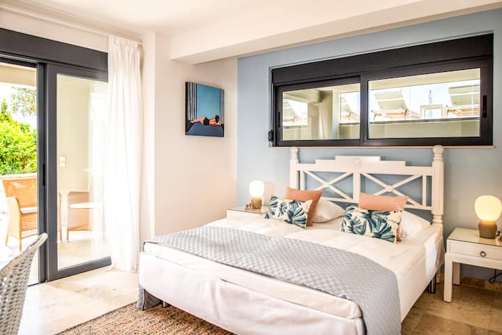 Nižšie poschodie: spálňa 2 s manželskou posteľou, vlastnou kúpeľňou a prístupom na terasu